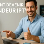 Jeune homme souriant montrant comment devenir revendeur IPTV facilement depuis son bureau à domicile avec ordinateur portable