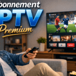 Abonnement IPTV Premium – jeune homme français de 30 ans regardant la télévision avec une télécommande dans un salon moderne